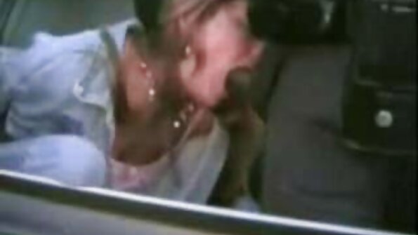 Latina-Dienstmädchen von einem Mann im Hasenkostüm gefickt