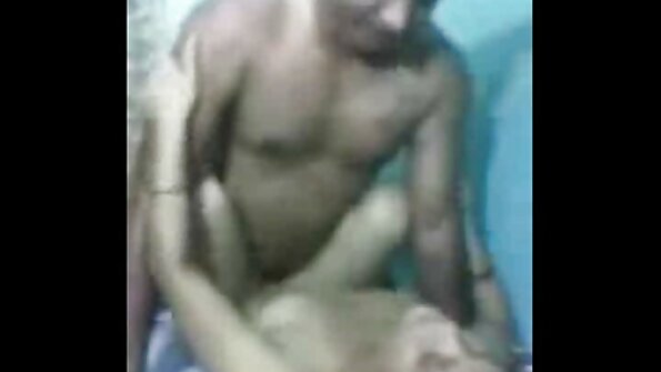 श्यामला MILF ला त्रिशंकू असण्यात कोणतीही अडचण नाही